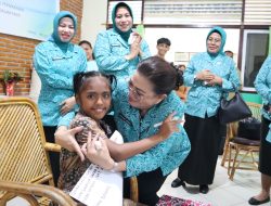 Kunjungi SLB dan Panti Asuhan, Ketua TP-PKK Berikan Bantuan