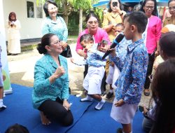 Kunjungi Paud Kasih Ibu, Maya Harap Anak-anak Maluku Tumbuh Pintar dan Sehat