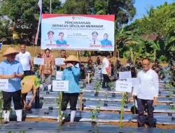 Kunjungi SMK Negeri Pertanian Pembangunan, Gubernur Tanam Cabai